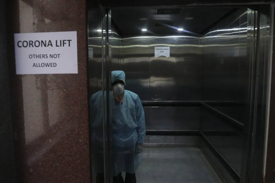 usw_-_local_8888_-_photo_-_corona_-_hospital_elelvator_with_corona_sign.jpg